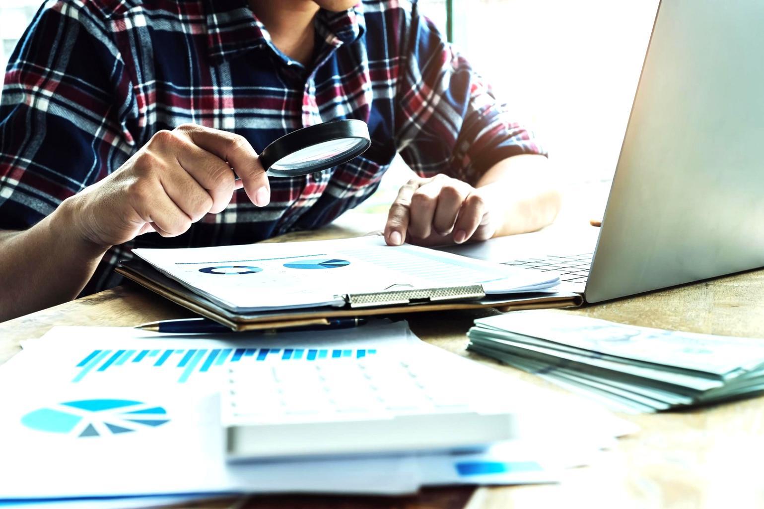 Équipe Daxileeonix collaborant sur une stratégie de contenu web