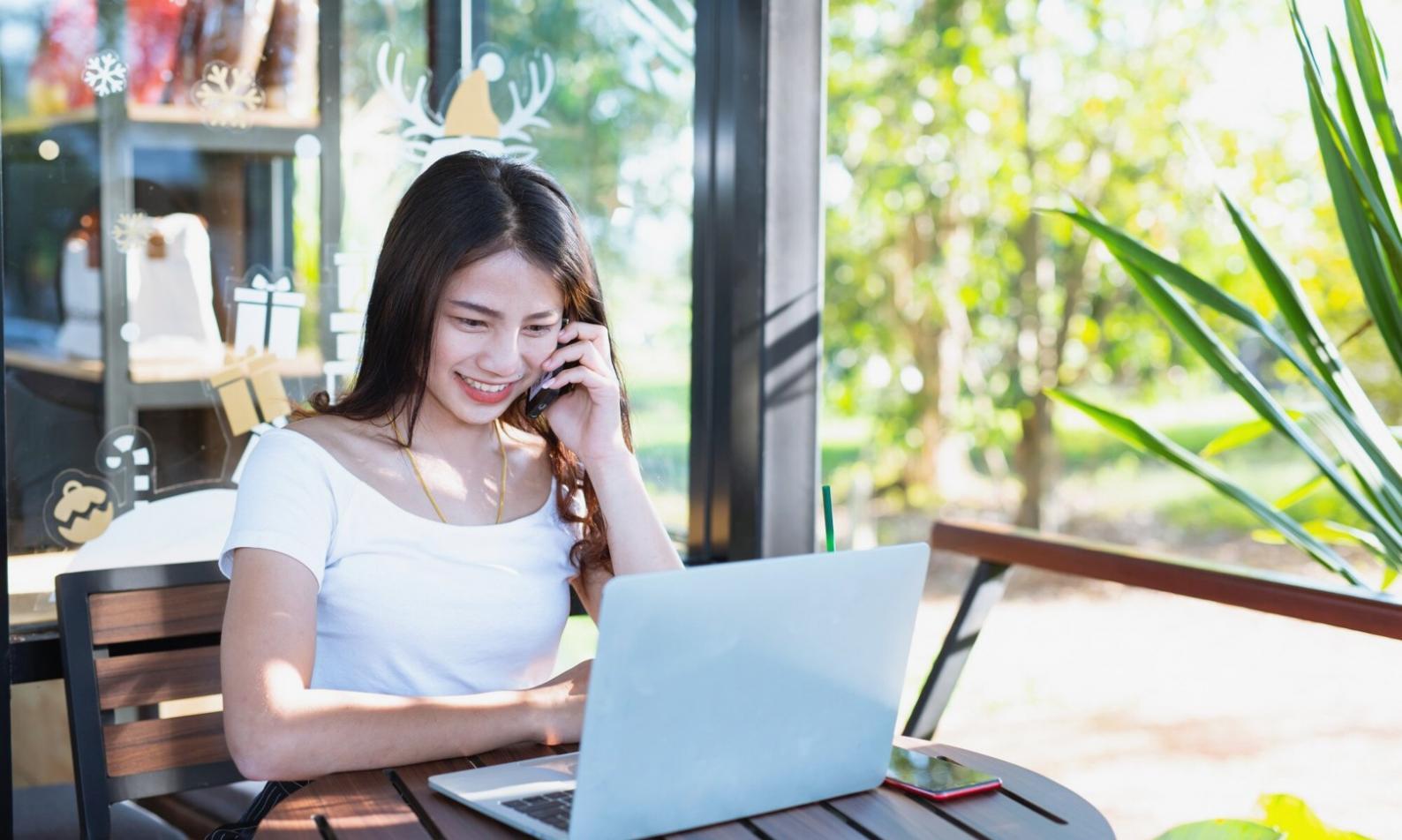 Étudiant international travaillant sur son ordinateur dans un espace de coworking moderne